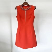 Robe Courte Élégante Sans Manches à Col Perlé Coupe Trapèze pour Femme – Tenue Décontractée Rouge Unie pour Quotidien et Soirées