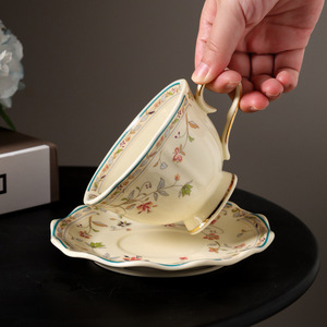 Tasse à café et soucoupe en céramique de style européen, géométrique, rétro, pastoral, luxe léger, dentelle en relief, vaisselle pour la maison et la décoration de café - Product Image 4