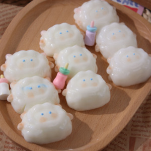 Trois adorables jouets anti-stress en silicone souple en forme de mouton, jouets sensoriels, récompense pour les fêtes, cadeaux pour enfants - Product Image 1