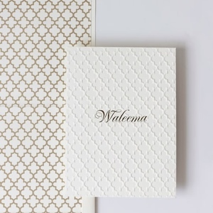 Suite d'invitations de mariage de luxe personnalisées, papier offset, impression typographique, monogramme en relief, tampon doré, cartes RSVP - Product Image 1