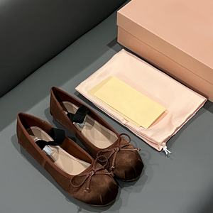 Zapatos Planos de Mujer MIU Otoño 2025, Diseño de Ballet con Punta Redonda, Bordado con Cinta en Terciopelo, Diseño de Lujo Personalizado - Product Image 5