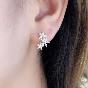 Orecchini a Perno con Cristalli a Forma di Fiore per Donne, Accessori Floreali Minimalisti alla Moda per Uso Quotidiano - Product Image 2