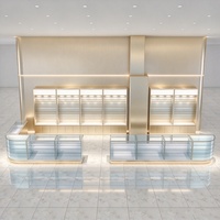 Einzelhandelsausstattung Anpassbare Glas-Vitrinen mit LED-Streifenbeleuchtung Wandvitrine mit Lamellenwand