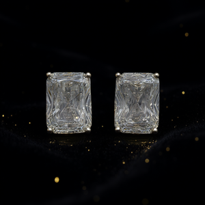 Orecchini a Perno E996 in Oro Bianco con Cristalli e Strass, Montatura Geometrica a Griffe, Gioielli Classici da Donna - Product Image 2