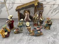 Crèches de Noël de 12 pouces avec grange de la Nativité, statue de la Sainte Famille, Jésus-Enfant dans le berceau, ornement de crèche de Noël, décoration de Noël pour l'église et la maison