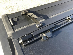 Cubierta dura de tres pliegues Hilux Tonneau, cubierta de cama de camión, accesorios de aluminio para automóviles para <span class=keywords><strong>Nissan</strong></span> Navara NP300 <span class=keywords><strong>Nissan</strong></span> <span class=keywords><strong>Frontier</strong></span> - Product Image 6