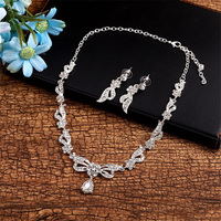 Parure de bijoux de mariée vintage haut de gamme en alliage avec strass étincelants, diadème argenté, colliers à fines chaînes, boucles d'oreilles en cristal goutte d'eau