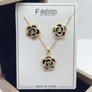 Ensemble de bijoux Camélia de créateur Plaqué or Acier inoxydable Zircon Fleur de rose Collier Boucles d'oreille Ensemble de bijoux de fête de mariage pour femmes - Product Image 3