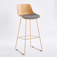 Chaise de bar en plastique PP, coque en plastique, sans accoudoirs, pieds en métal/acier, tabourets de bar, chaises de salle à manger – Grande Vente