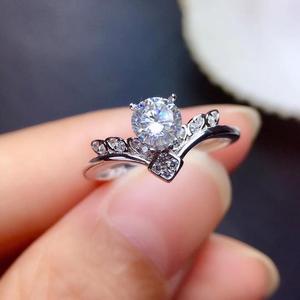 Anello da Donna a V con Zirconia Cubica, Anello con Micro Pavé di Zirconi Rotondi, Gioiello per Fidanzamento - Product Image 1