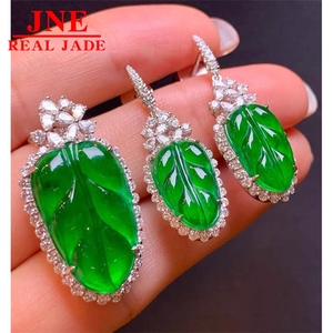 จี้มรกตธรรมชาติชนิดพิเศษจากพม่า สีเขียวสดใสเหมือนน้ำแข็ง รูปทรงใบไม้สีเขียวสดใส ประดับหยกพระพุทธรูป ฝังทองคำ 18K - Product Image 4