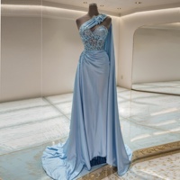 Robe de bal asymétrique charmante en satin extensible sans manches avec volants et perles