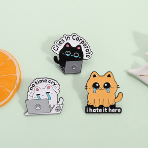 Épinglette en émail « Cries in Corporate » avec citation amusante sur <span class=keywords><strong>le</strong></span> thème des chats et des animaux, « No Time Cry I Hate It Here », broche, badge de revers, bijou, cadeau - Product Image 2