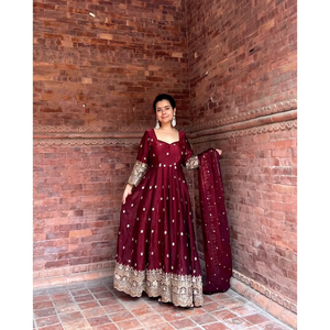 Ensemble Anarkali en soie bordeaux avec dupatta brodé, tenue traditionnelle indienne et pakistanaise pour femme, coupe ample, longueur ras du sol, idéal pour les mariages - Product Image 1