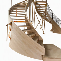 Escalier en colimaçon courbé sur mesure pour villa haut de gamme avec marches en bois massif et rampes en métal