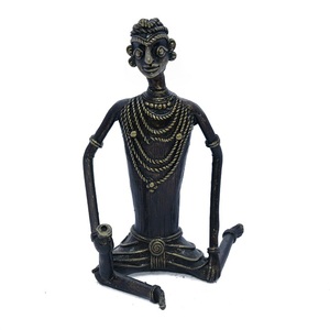 Showpiece-showpiece de latón de Dhokra Tribal, borde Medieval, hecho con latón de la más alta calidad y comprar a un precio asequible, venta al por mayor - Product Image 1
