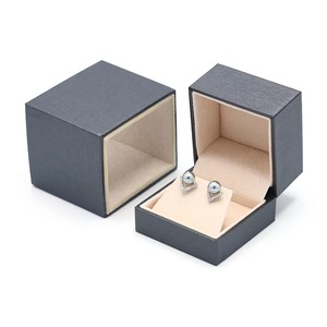 Caja de Joyería Moderna y Elegante de Primera Calidad, Reciclable, con Inserto de Terciopelo Negro para Guardar Collares y Pulseras - Product Image 1