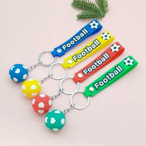 Porte-clés de football coloré avec breloque ballon de soccer, forme rectangulaire en plastique, style dessin animé, accessoire léger pour sac - Product Image 4