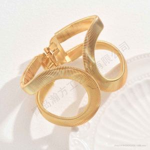 Pulsera de moda de diseño Retro americano europeo 2025, brazaletes de moda geométricos huecos con personalidad brillante de Metal transfronterizo - Product Image 6