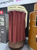 Machine de photomaton vintage fermée avec système DSLR professionnel