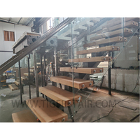 Escalier intérieur de villa en bois de noyer noir de luxe avec marches en bois et garde-corps en verre trempé, solution personnalisée