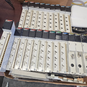 وحدات PLC 2 الكهربائية الأصلية الجديدة للمنتجات الصناعية الآلية *سعر رائع* - Product Image 1