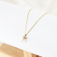 Collier en acier inoxydable plaqué or 14 carats avec pendentif cerise en forme de fruit et perle d'eau douce, bijou tendance pour femme, idéal comme cadeau.