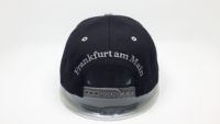 Casquette de chauffeur en coton noir et gris avec broderie. Taille et logo personnalisables disponibles.