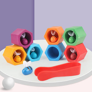 <span class=keywords><strong>Jeu</strong></span> de société Montessori en bois : Abri des abeilles sensoriel doux avec pinces pour la coordination œil-main et l'éducation précoce aux mathématiques pour les enfants - Product Image 2