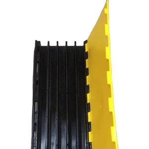 Rampe de protection de câbles robuste à 5 canaux - Capacité de charge de 22 000 lb - Product Image 1