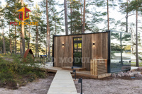 Maison modulaire noire moderne avec mur en verre pleine hauteur pour l'hébergement en glamping, hôtel, parc de vacances