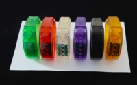 Bracelet lumineux LED en PVC contrôlé par le son avec logo personnalisé pour les fêtes et événements – Vente en gros