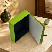 Boîte cadeau magnétique pliable personnalisée verte avec doublure en carton, languette à ruban et impression de logo UV pour la vente au détail