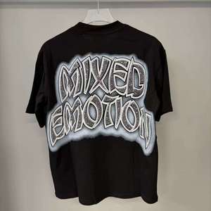 เสื้อยืดแฟชั่นดีไซเนอร์คุณภาพสูง MIXED EMOTION ประดับเพชร สไตล์เรโทร สตรีทแฟชั่น เสื้อผ้าผู้ชาย - Product Image 2