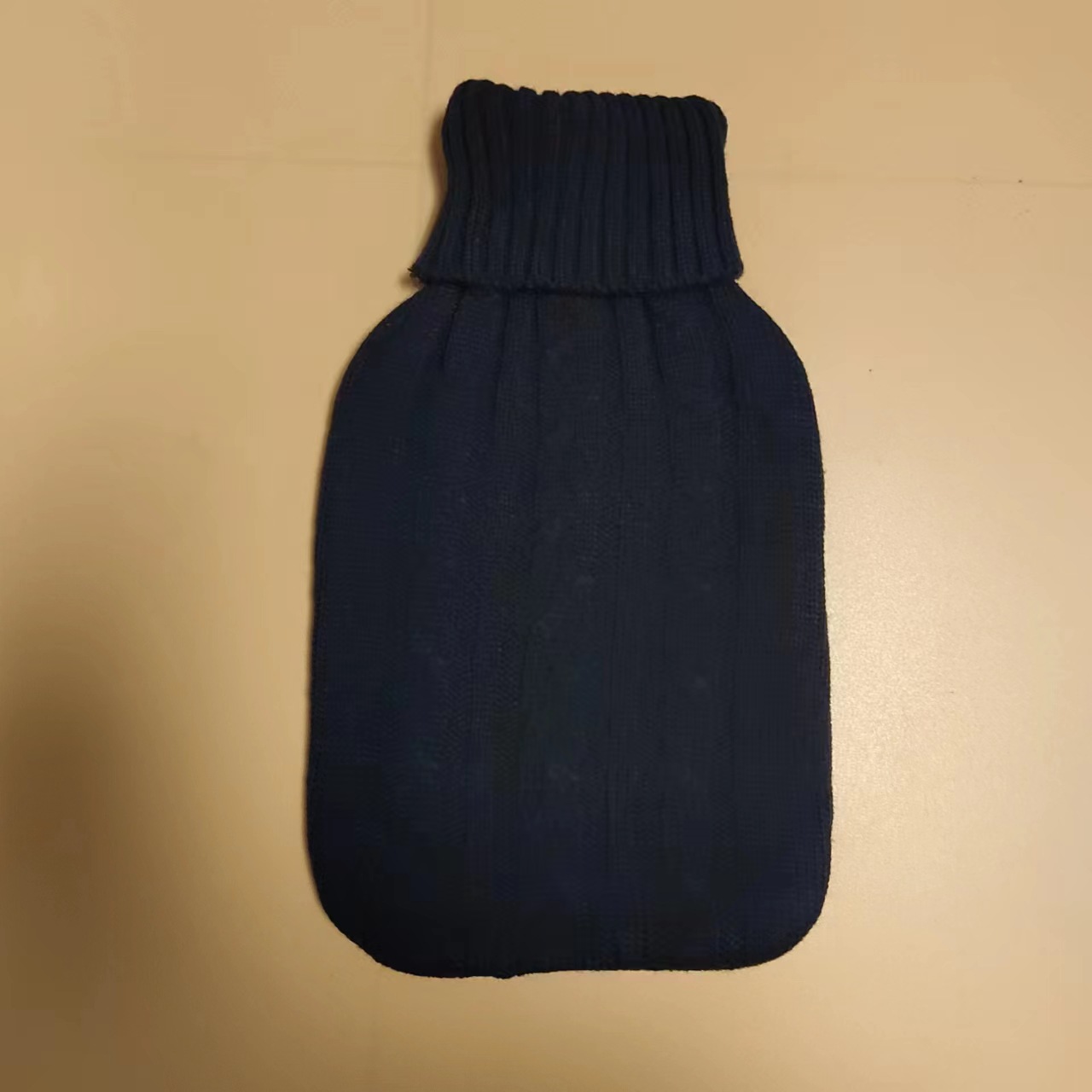 Housse en tissu tricoté noir pour bouillotte en caoutchouc