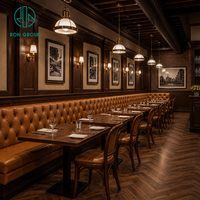 Ensemble de mobilier de restaurant personnalisé Ron Group : table carrée en bois, banquette capitonnée en forme de L, chaise en cuir commerciale