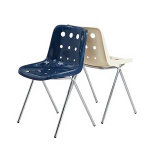 Chaise de salle à manger moderne en PP perforé et métal, durable, avec dossier, pour restaurant, école, hôtel et café, utilisation en extérieur - Product Image 1