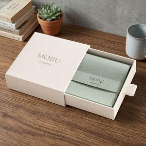 Boîte à bijoux en papier rigide avec insert en tissu, logo personnalisé, emballage pour bagues et colliers pour les marques de boutiques et les créateurs de bijoux - Product Image 1