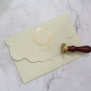 Veste personnalisée en velours à trois poches pliantes en feuille d'or pour cartes d'invitation de mariage <span class=keywords><strong>Champagne</strong></span> Beige - Product Image 5