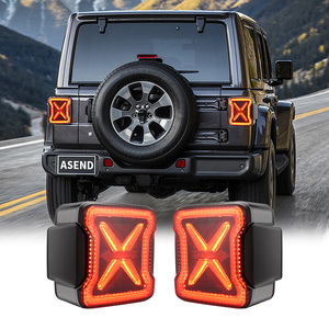 Jeep Wrangler JL Luces traseras LED multifuncionales Diseño de flecha dinámica EE. UU. o Euro Negro ahumado 12V 50000 horas de vida útil 8W - Product Image 1