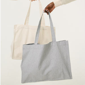 Bolsa de compras de tela reciclada, diseñada para compras diarias y viajes, con agarre cómodo y reutilizable. - Product Image 3