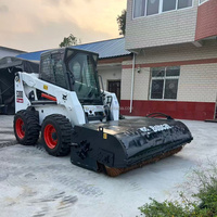 Bobcat S300 d'occasion à levage vertical, moteur Kubota, attache rapide BobTach pour la construction et le déneigement avec balayeuse, prix bas