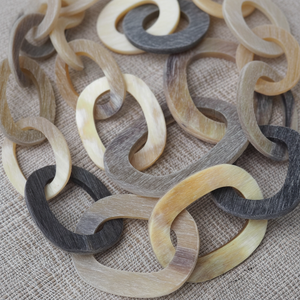 Collar de Lujo Hecho a Mano con Cuerno de Búfalo, Joyería Natural y Sostenible para Mujer, Alta Calidad - Product Image 1
