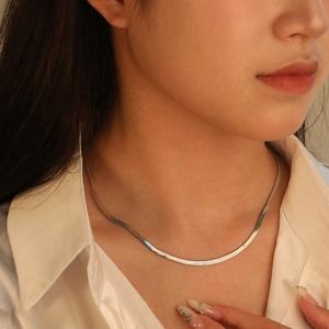 Collier ras du cou personnalisé étanche minimaliste en acier inoxydable pour femme, motif lame de serpent lisse, bijou fantaisie - Product Image 1
