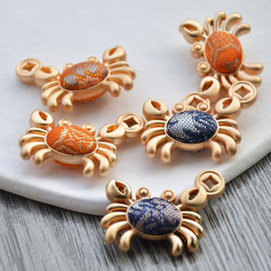 Pendentif crabe en brocart Song de style chinois fait main, en alliage de zinc, double face, orange et bleu, bijou à thème animalier, cadeau - Product Image 2