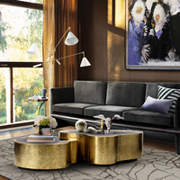 Table basse haut de gamme en laiton martelé à la main avec plateau miroir noir, design courbe pour salons modernes