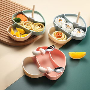 Assiette en silicone divisée anti-déversement pour enfants, ensemble d'alimentation sûr pour les aliments, bol, cuillère, fourchette, <span class=keywords><strong>vaisselle</strong></span>, <span class=keywords><strong>coffret</strong></span> cadeau personnalisé - Product Image 1
