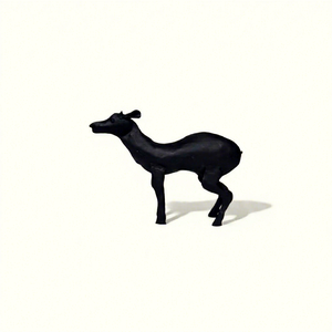 Figurine de cerf en plastique noir au design moderne pour décoration d'anniversaire, présentation sur table - Product Image 1