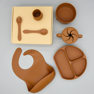 Bavoir bébé en silicone souple et imperméable BHD personnalisé, sans BPA, unisexe, ajustable, facile à enrouler, avec poche récupératrice de miettes - Product Image 5