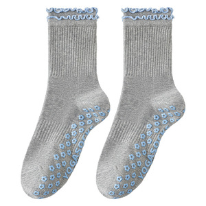Chaussettes mi-mollet pour femmes avec bordure à volants et bout rond, idéales pour le yoga, le Pilates, le fitness en salle et adaptées aux débutantes - Product Image 1